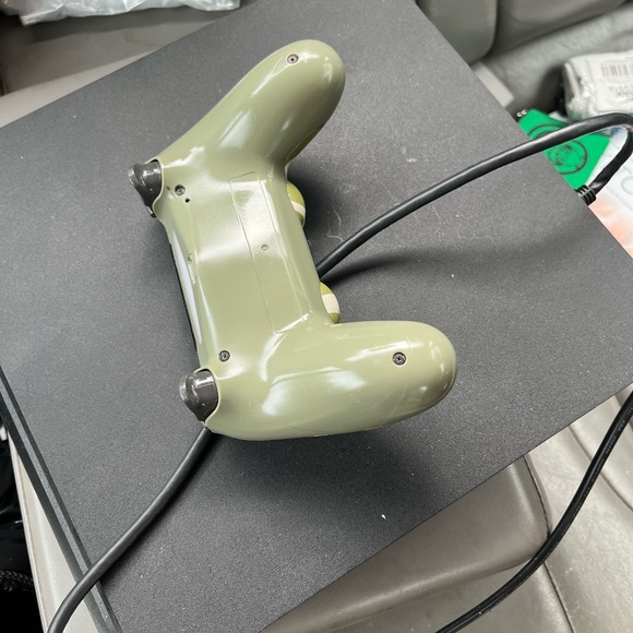 PS4 - Picture 3 of 5